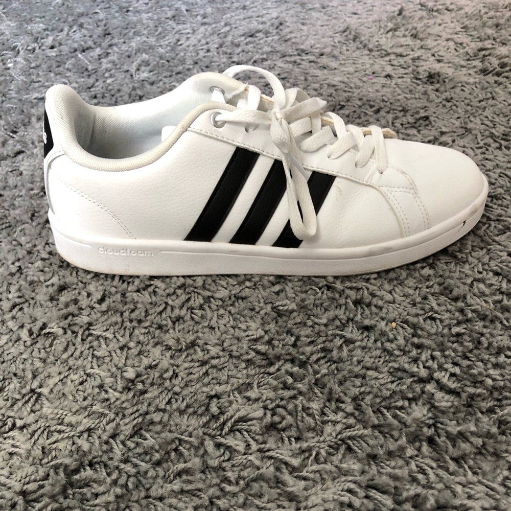 Adidas white mens shoes. I’m great condition